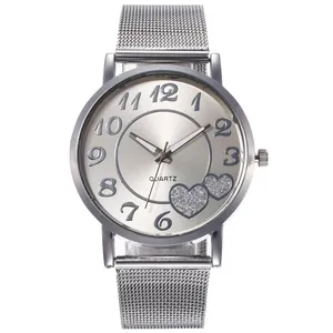 Montre femme en argent avec bracelet en maille et motifs de cœurs sur le cadran