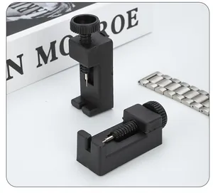 Dettaglio macro dello strumento nero per rimuovere maglie di cinturini di orologi