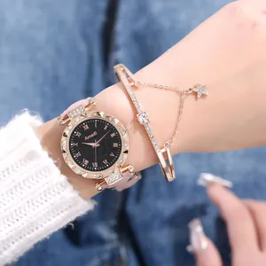 Details einer roségoldenen Uhr mit Sternenzifferblatt und Sternanhänger-Armband