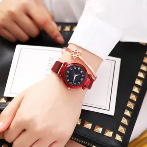 Détail de la montre rouge à bracelet magnétique ciel étoilé et bracelet étoile