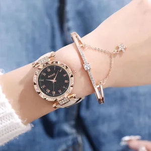 Detailansicht der Roségold-Uhr mit römischen Ziffern und Kristallarmband auf Denim