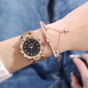 Detailansicht der Roségold-Uhr mit Sternenzifferblatt und passendem Stern-Armband