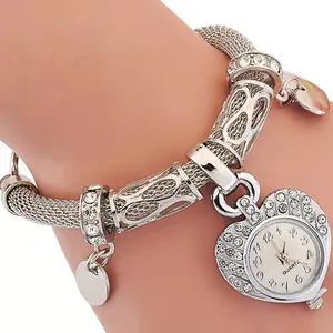 Orologio da donna al quarzo con ciondolo a cuore, strass e cinturino in maglia argento