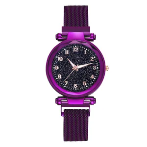 Détail de la montre ciel étoilé violet avec bracelet milanais et fermoir magnétique
