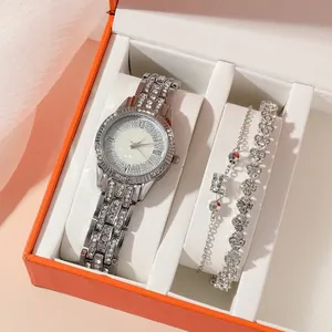 Montre de luxe argentée avec deux bracelets pour femme dans un coffret cadeau orange