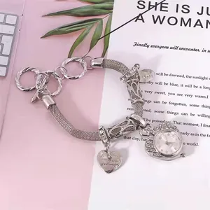 Dettaglio orologio al quarzo a forma di cuore con strass e ciondoli in argento incisi