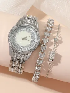 Coffret de montre luxe en strass argenté et bracelet cœur sur socle rose tendre