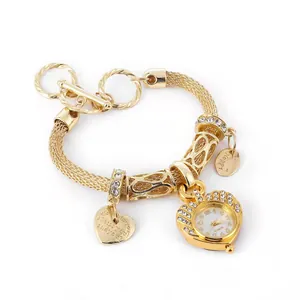 Elegante orologio a bracciale dorato con ciondoli a cuore e quadrante in cristallo