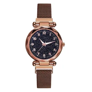 Détail de la montre ciel étoilé or rose avec verre facetté et bracelet milanais