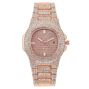Nahaufnahme einer luxuriösen roségoldenen Uhr mit Strasssteinen und Datumfenster