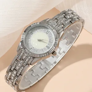 Montre femme argentée sertie de diamants avec cadran romain sur fond de soie délicate
