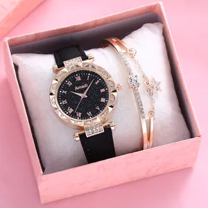 Details von roségoldener Strassuhr und Sternarmband-Set in einer rosa Geschenkbox