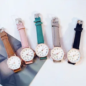 Lot de cinq montres élégantes pour femmes avec cadrans étoilés et bracelets en cuir colorés