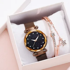 Dettaglio dell'orologio in maglia marrone con quadrante stellato e set bracciale a stella