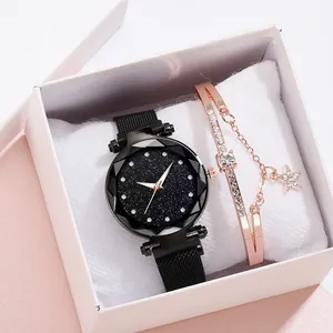 Dettaglio orologio al quarzo cielo stellato e bracciale a stella in confezione