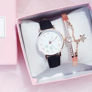 Montre femme chiffres romains et bracelet pendentif étoile dans un coffret cadeau rose