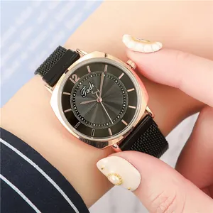 Détail de la montre à quartz Tadi pour femme avec bracelet milanais noir au poignet