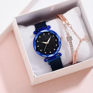 Dettaglio dell'orologio cielo stellato blu con indici in strass e cinturino magnetico