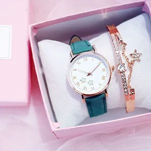 Détail de montre or rose avec cadran étoile et bracelet étoile en strass dans coffret cadeau
