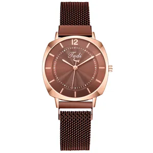 Montre femme or rose avec bracelet magnétique marron et cadran à texture radiale