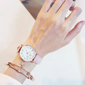 Gros plan d'un ensemble montre et bracelet étoile or rose avec bracelet rose pour femme