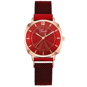 Montre à quartz pour femme avec boîtier or rose, bracelet en maille rouge et cadran ondulé