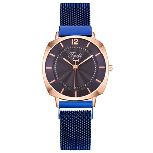Montre à quartz élégante pour femme en or rose avec bracelet magnétique bleu et cadran texturé