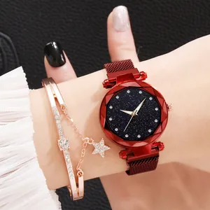 Dettaglio dell'orologio al quarzo cielo stellato rosso e set bracciale in oro rosa