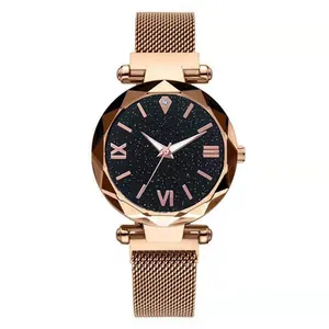 Détail du bracelet magnétique or rose et cadran ciel étoilé avec verre à facettes géométriques