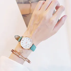 Détail de montre en cuir vert menthe avec cadran étoile et bracelet étoile assorti