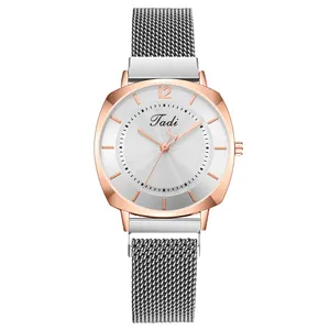 Montre à quartz pour femme avec boîtier bicolore or rose et bracelet magnétique