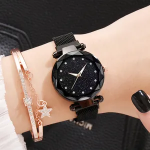 Dettaglio dell'orologio cielo stellato con cinturino magnetico e bracciale a stella rosa