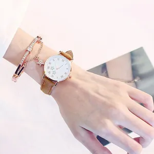 Gros plan sur la montre étoile or rose et le bracelet à breloques étoile assorti