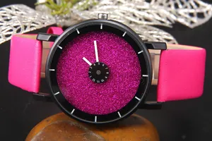 Dettaglio del quadrante scintillante e cinturino in pelle rosa per orologio donna