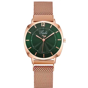 Détails du bracelet en maille milanaise or rose et du cadran vert rayons de soleil de la montre