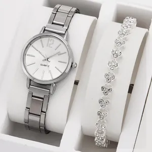 Nahaufnahme von Damen-Quarzuhr und herzförmigem Strass-Armband in einer Geschenkbox