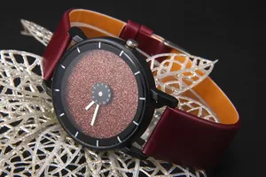 Dettaglio orologio al quarzo con quadrante cielo stellato glitterato e cinturino in pelle