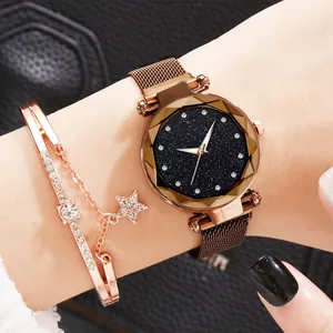 Dettaglio dell'orologio cielo stellato oro rosa e bracciale stella con strass al polso