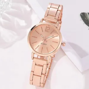 Detailansicht der Damenquarzuhr in Roségold mit Sonnenstrahl-Zifferblatt und Gliederarmband