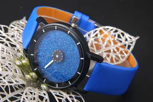 Dettaglio del quadrante stellato con cinturino in silicone blu e fodera arancione