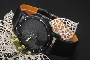 Dettaglio orologio cielo stellato con disco rotante e cinturino interno in pelle arancio