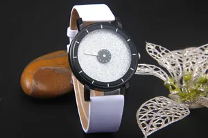 Vista dettagliata dell'orologio in pelle bianca con quadrante argentato glitter stellato