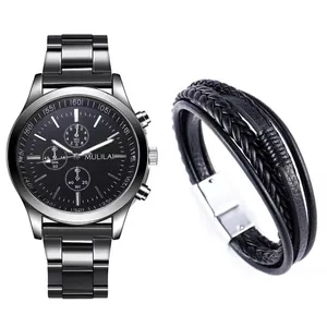 Dettaglio orologio da uomo in acciaio argento con quadrante nero e set bracciali in pelle