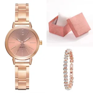 Detail der roségoldenen Quarzuhr und Herz-Diamant-Armband in einer rosa Geschenkbox