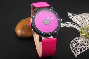 Macro del quadrante stellato scintillante con glitter rosa e cinturino in pelle rosso rosa