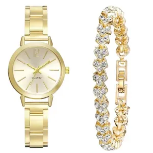 Detailaufnahme einer goldenen Quarzuhr mit passendem Herz-Armband mit Kristallen besetzt