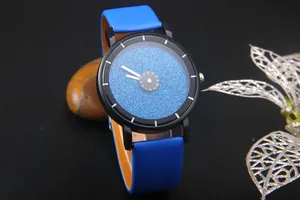 Dettaglio del quadrante cielo stellato con cinturino in pelle bicolore blu e arancione