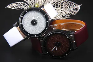 Dettaglio orologi al quarzo con quadrante stellato, dischi rotanti e finitura lucida