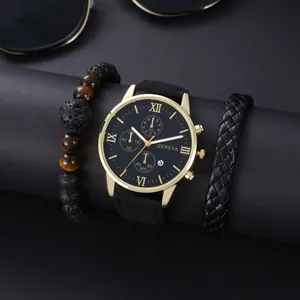 Detailweergave van de zwart-gouden herenhorloge set met kralen en leren armbanden