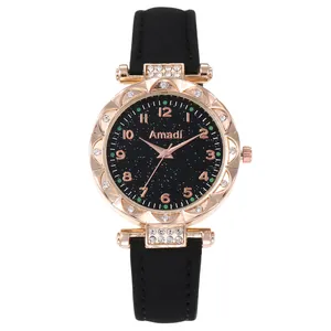 Dettaglio dell'orologio Amadi con quadrante stellato e cassa in cristallo oro rosa e cinturino